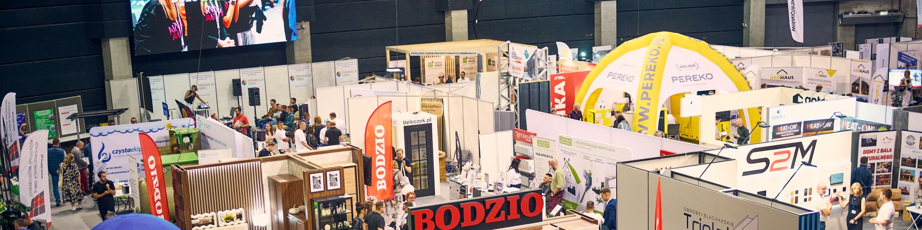 Hala PreZero Arena Gliwice podczas targów budowlanych, stoiska wystawców i zwiedzający