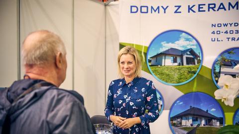 Stoisko producenta domów podczas targów