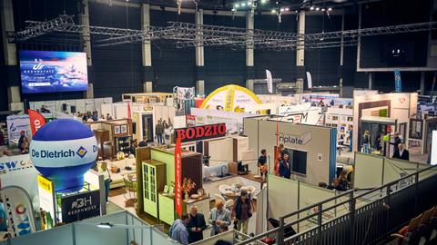 Hala targowa EXPOBUD ze stoiskami branży budowlanej